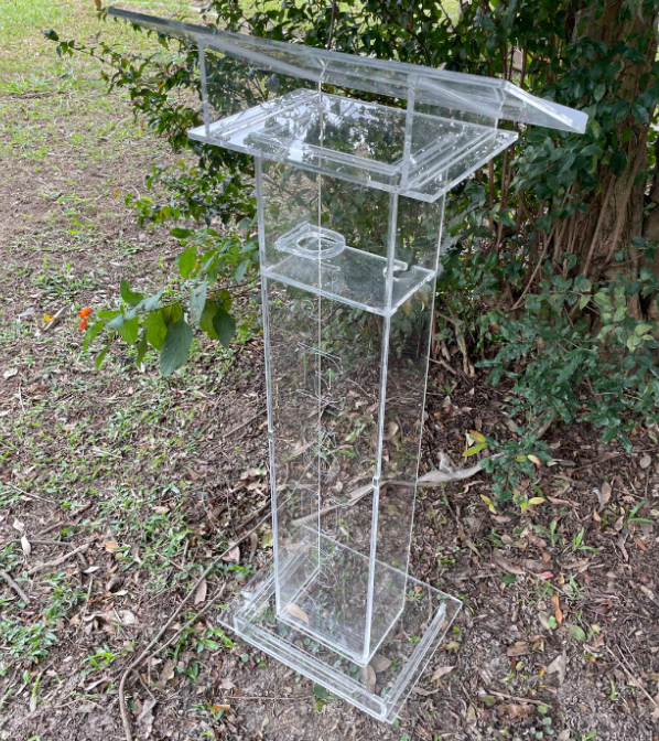 Púlpito em Acrílico com pé Estreito